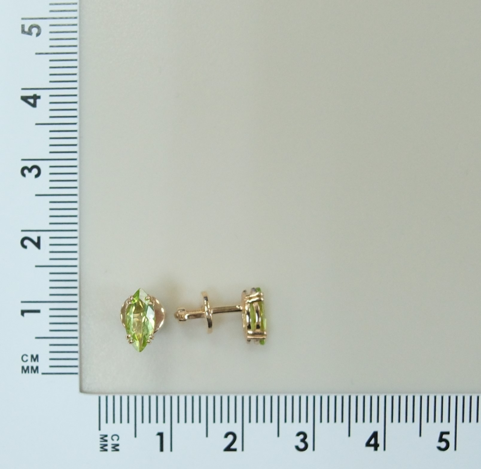 Серебряные серьги-пусеты с хризолитами